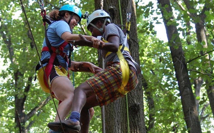 grieving teens build trust on ropes course